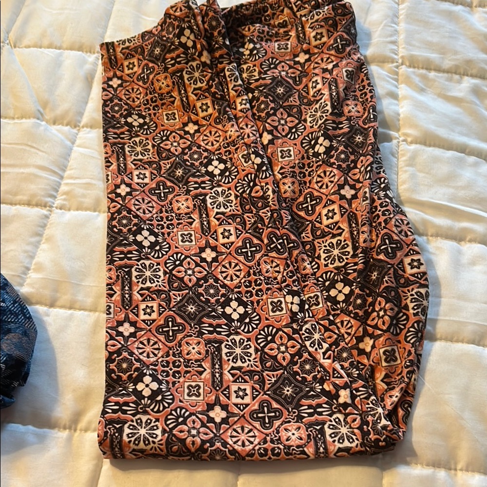 Outfit. 2 pairs of leggings and top - Picture 4 of 5